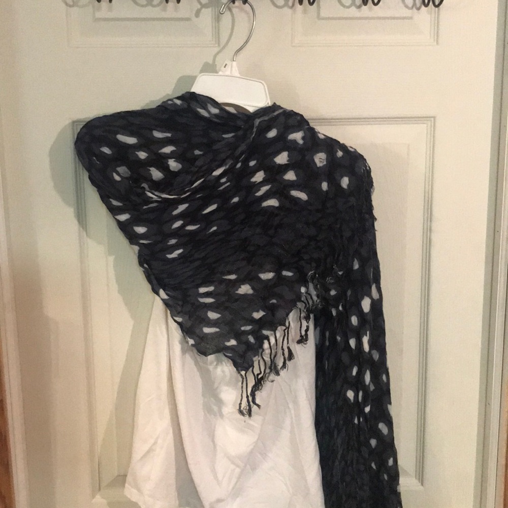 Black and white scarf